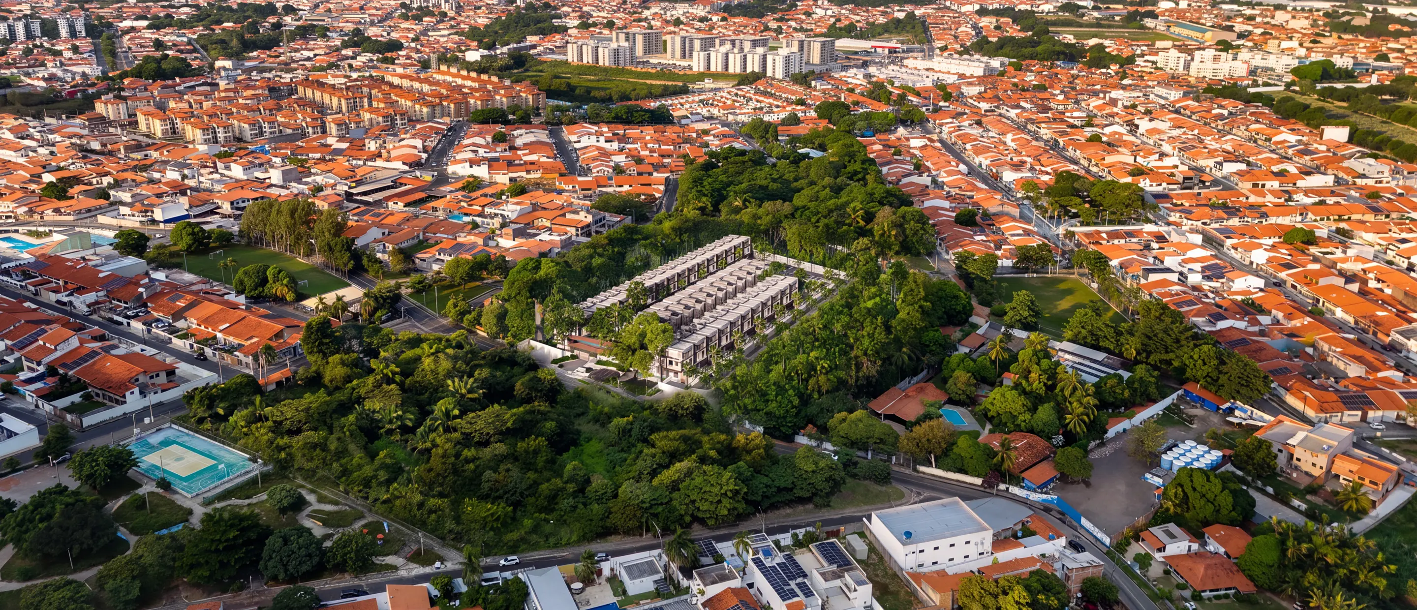 Vista aérea do Monarca Private Home entre a área verde preservada e a malha urbana dos Altos do Calhau