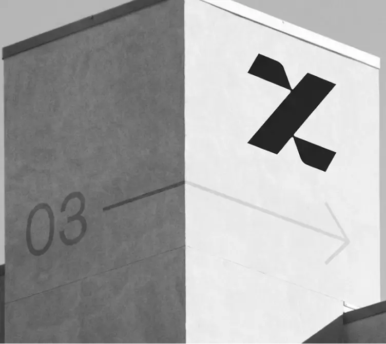Sinalização arquitetônica com a marca MOZAH Incorporadora